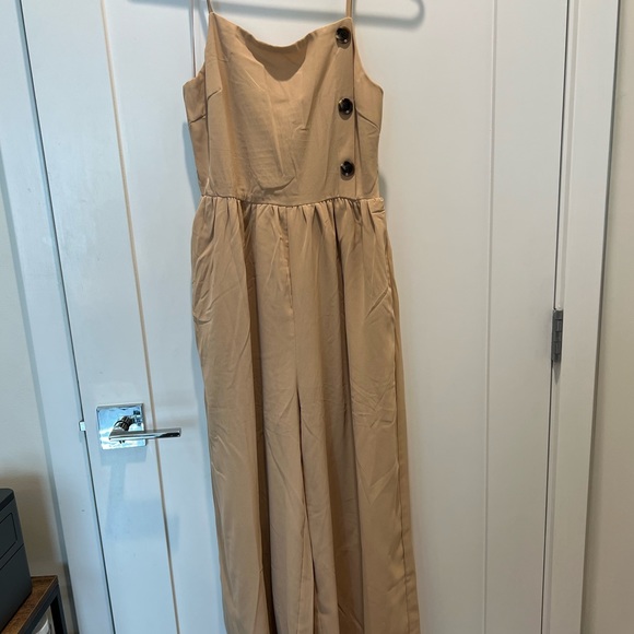 Cute sleeveless jumpsuit with button detail - Picture 2 of 4